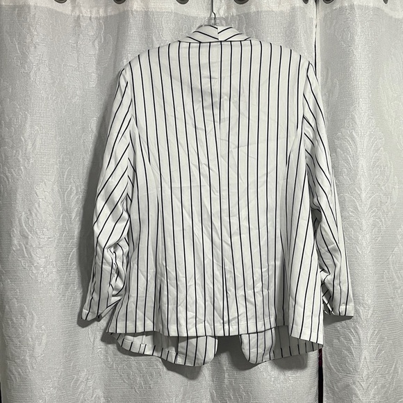 BloomChic Striped Blazer in White and Black - Picture 5 of 5
